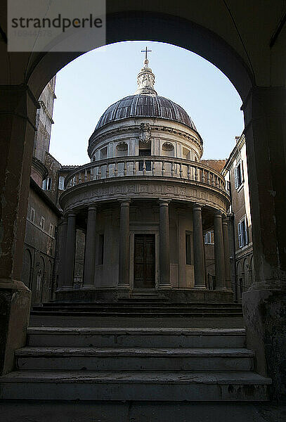 Der Tempel von San Pietro in Montorio  erbaut an der Stelle  an der Petrus gekreuzigt wurde  von Donato Bramante  Rom  Latium  Italien  Europa