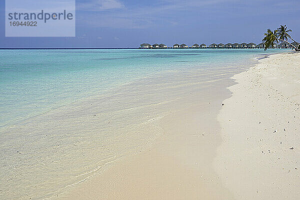 Ein tropischer Strand  auf der Insel Havodda  im Gaafu Dhaalu Atoll  im äußersten Süden der Malediven  Indischer Ozean  Asien