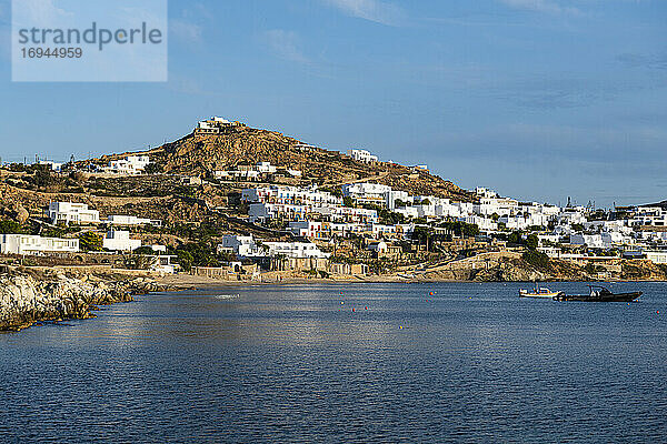 Weiß gewaschene Häuser über Agios Ioannis Strand  Mykonos  Kykladen  Griechische Inseln  Griechenland  Europa