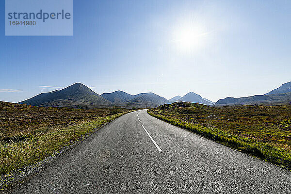 Straße  die in den Black Cuillin-Kamm führt  Isle of Skye  Innere Hebriden  Schottland  Vereinigtes Königreich  Europa