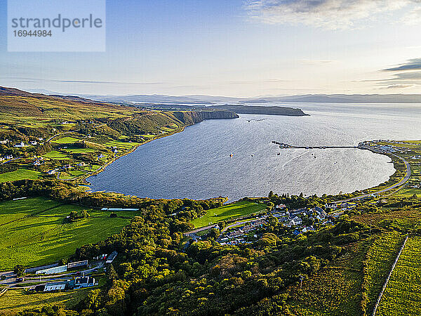 Luftaufnahme der Bucht von Uig  Isle of Skye  Innere Hebriden  Schottland  Vereinigtes Königreich  Europa