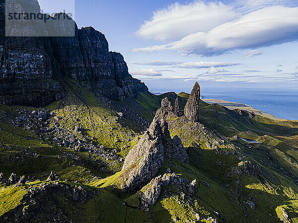 Luftaufnahme des Storr Pinnacle  Isle of Skye  Innere Hebriden  Schottland  Vereinigtes Königreich  Europa