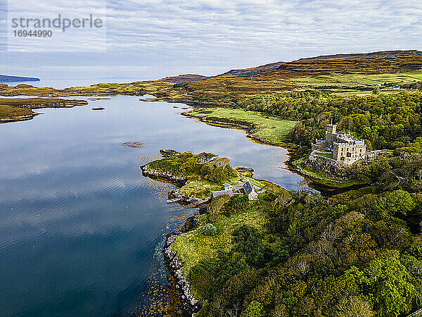 Luftaufnahme von Dunvegan Castle  Isle of Skye  Innere Hebriden  Schottland  Vereinigtes Königreich  Europa