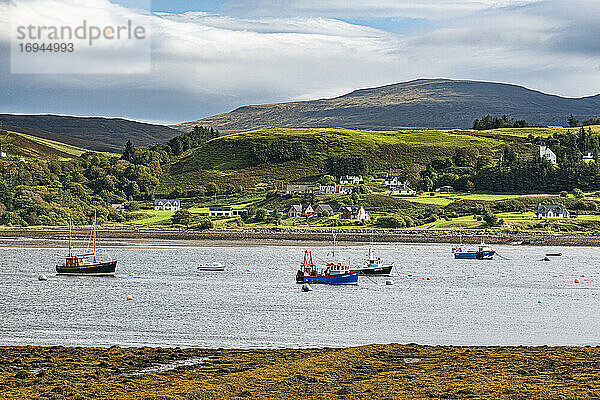 Blick über die Bucht von Uig  Isle of Skye  Innere Hebriden  Schottland  Vereinigtes Königreich  Europa