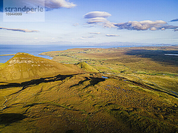 Luftaufnahme der schroffen Berglandschaft des Quiraing  Isle of Skye  Innere Hebriden  Schottland  Vereinigtes Königreich  Europa