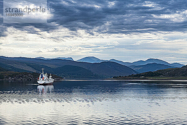 Fischerboot  Bucht von Ullapool  Ross und Cromarty  Hochland  Schottland  Vereinigtes Königreich  Europa