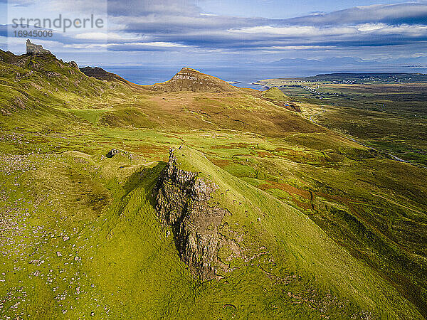 Luftaufnahme der schroffen Berglandschaft des Quiraing  Isle of Skye  Innere Hebriden  Schottland  Vereinigtes Königreich  Europa