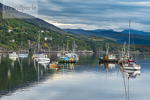 Fischerboote  Bucht von Ullapool  Ross und Cromarty  Hochland  Schottland  Vereinigtes Königreich  Europa