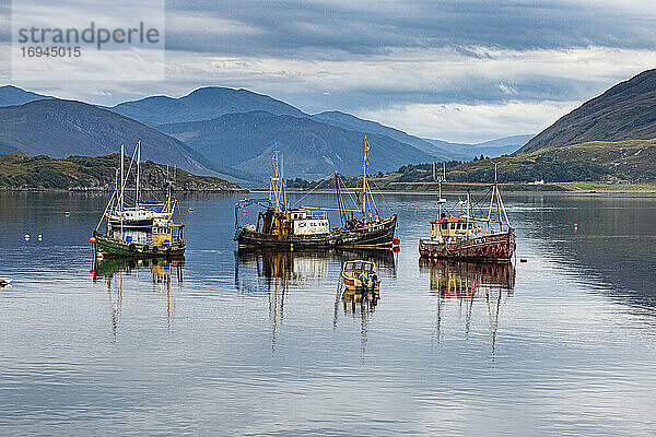 Fischerboote  Bucht von Ullapool  Ross und Cromarty  Hochland  Schottland  Vereinigtes Königreich  Europa