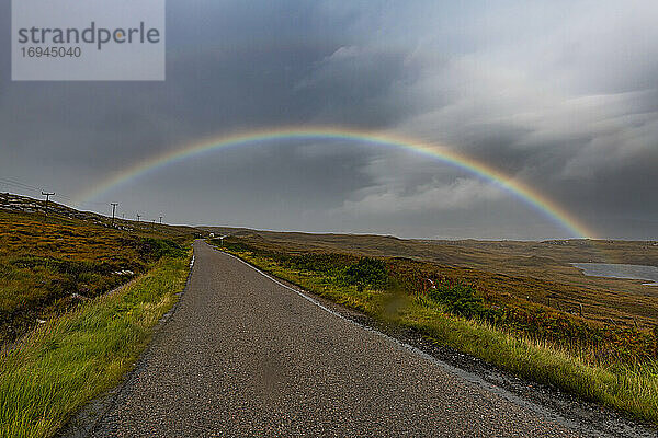 Regenbogen über der N500 (NC500) (North Coast 500)  Schottland  Vereinigtes Königreich  Europa