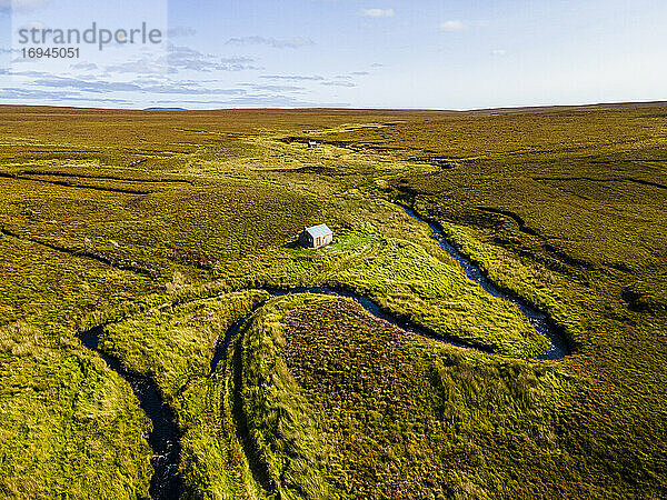 Luftaufnahme einer kleinen Hütte im Moorland auf der Isle of Lewis  Äußere Hebriden  Schottland  Vereinigtes Königreich  Europa