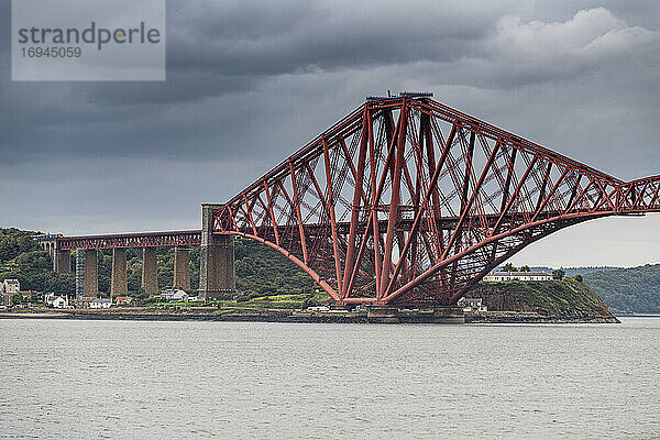 Die Forth Bridge  Freischwingerbrücke  UNESCO-Weltkulturerbe  Firth of Forth  Schottland  Vereinigtes Königreich  Europa