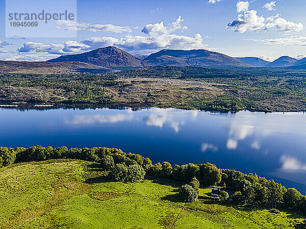Luftaufnahme von Glen Garry  Highlands  Schottland  Vereinigtes Königreich  Europa