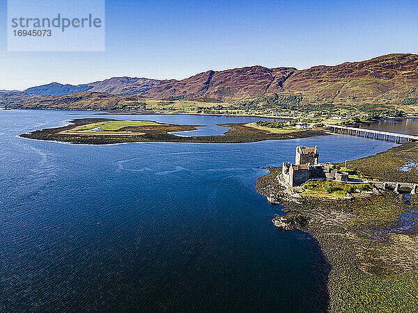 Luftaufnahme des Eilean Donan Castle  Highlands  Schottland  Vereinigtes Königreich  Europa