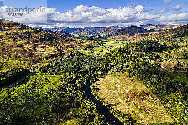 Luftaufnahme der schönen Landschaft um Dalnaglar Castle  Glenshee  Perthshire  Schottland  Vereinigtes Königreich  Europa