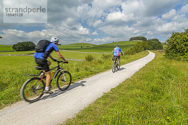 Blick auf Radfahrer auf dem Tissington Trail  Tissington  Peak District National Park  Derbyshire  England  Vereinigtes Königreich  Europa