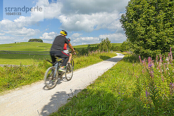 Blick auf Radfahrer auf dem Tissington Trail  Tissington  Peak District National Park  Derbyshire  England  Vereinigtes Königreich  Europa