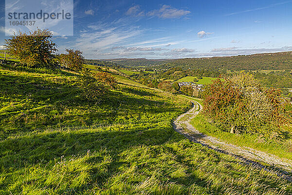 Blick auf den Weg  der zum Dorf Calver führt  überragt von Curbar Edge  Calver  Derbyshire Peak District  Derbyshire  England  Vereinigtes Königreich  Europa