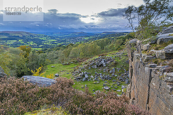 Blick auf Hathersage von Lawrencefield im Herbst  Hathersage  Hope Valley  Derbyshire Peak District  Derbyshire  England  Vereinigtes Königreich  Europa