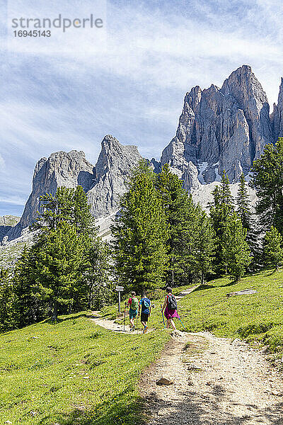 Wanderer auf dem Adolf-Munkel-Weg am Fuße der Geisel  Pustertal  Südtirol  Dolomiten  Italien  Europa