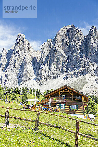 Malga Casnago (Gschnagenhardt) Hütte mit der Geisel im Hintergrund  Val di Funes  Südtirol  Dolomiten  Italien  Europa