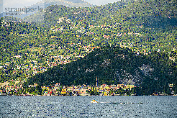 Varenna und Dörfer auf Hügeln vom Fährschiff aus gesehen  Comer See  Provinz Lecco  Lombardei  Italienische Seen  Italien  Europa