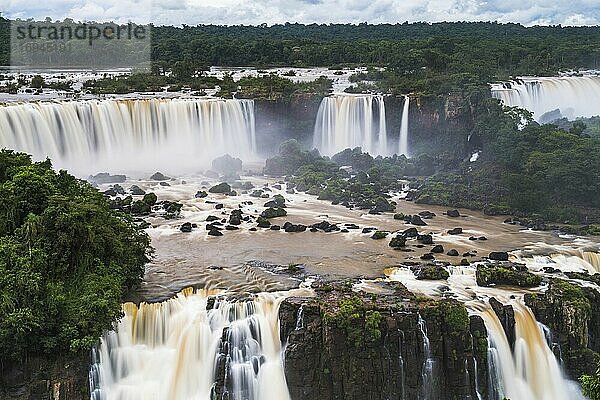 Iguazu-Wasserfälle (auch bekannt als Iguacu-Wasserfälle oder Cataratas del Iguazu)  brasilianische Seite  Grenze Brasilien-Argentinien-Paraguay