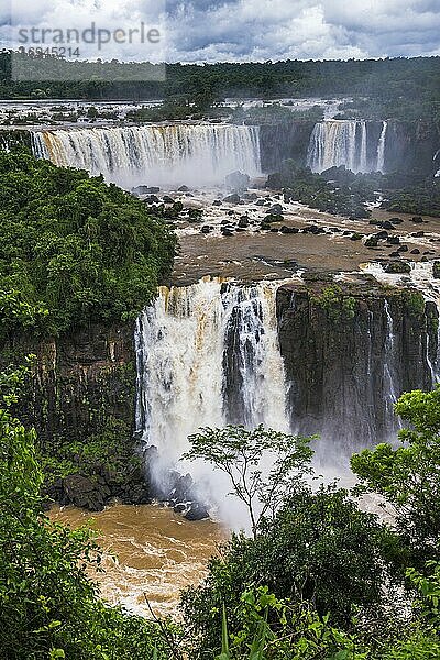 Iguazu-Fälle (Cataratas del Iguacu)  argentinische Seite  von der brasilianischen Seite aus gesehen  Grenze Brasilien-Argentinien-Paraguay