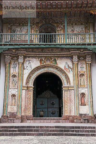 San Pedro de Andahuaylillas (auch bekannt als Sixtinische Kapelle von Amerika)  Peru
