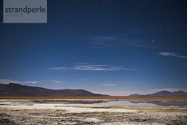 Sterne über den nächtlichen Salinen von Chalviri (auch bekannt als Salar de Chalviri)  Altiplano von Bolivien im Eduardo Avaroa National Reserve of Andean Fauna