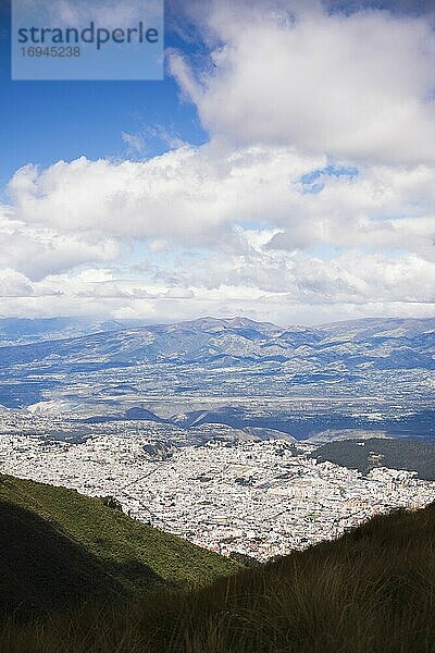 Quito vom Vulkan Pichincha aus gesehen  Quito  Ecuador  Südamerika