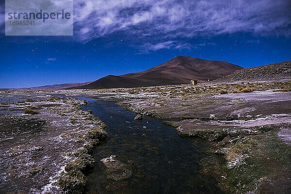 Übernachtung in den Salzwiesen von Chalviri (Salar de Chalviri)  Altiplano von Bolivien im Nationalen Reservat der Andenfauna Eduardo Avaroa