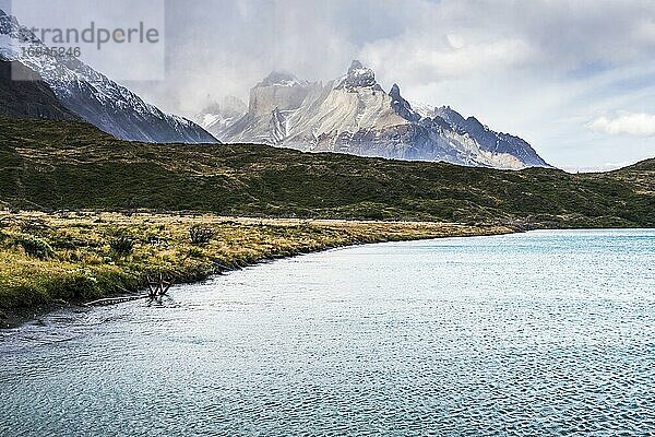 Paine-Massiv und Pehoe-See  Torres del Paine-Nationalpark  Patagonien  Chile