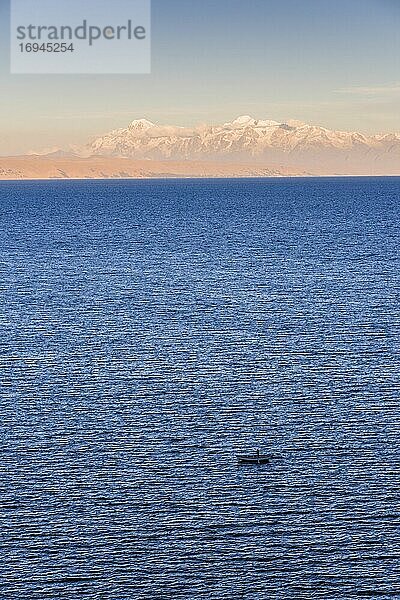 Sonnenuntergang im Gebirge Cordillera Real (Teil des Andengebirges) und Titicacasee  gesehen von der Isla del Sol  Bolivien