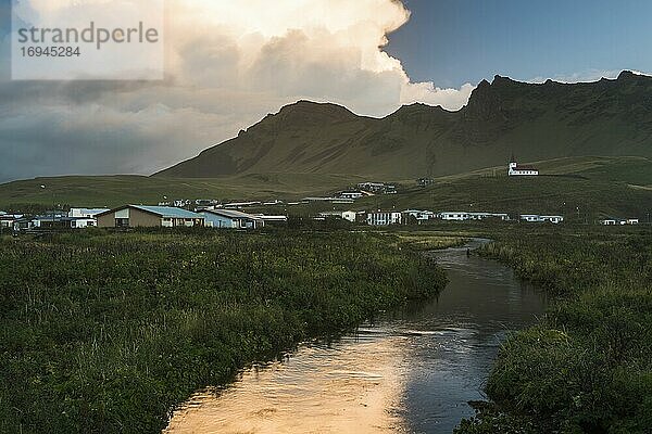 Stadt Vik und Kirche Vik i Myrdal bei Sonnenaufgang  Südregion (Sudurland)  Island