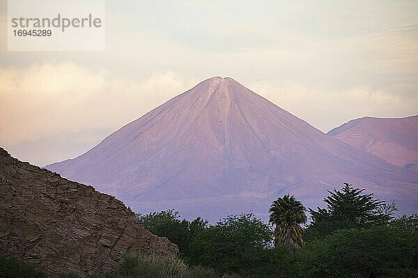 Vulkan Licancabur (5.920 m) bei Sonnenuntergang  ein Stratovulkan in der Atacama-Wüste  Nordchile
