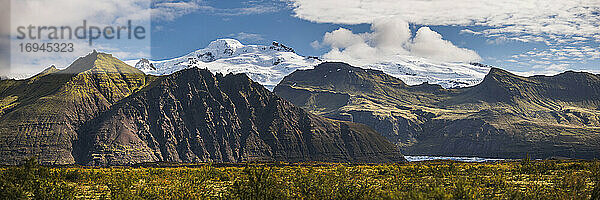 Der 2110 m hohe Berg Hvannadalshnjukur  der höchste Punkt Islands  liegt auf dem Vatnajokull-Gletscher  vom Skaftafell-Nationalpark aus gesehen