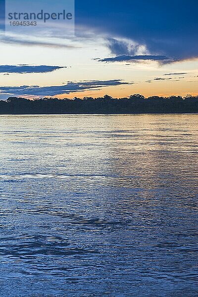 Sonnenuntergang über dem Fluss im Amazonas-Dschungel von Peru  Tambopata National Reserve  Peru