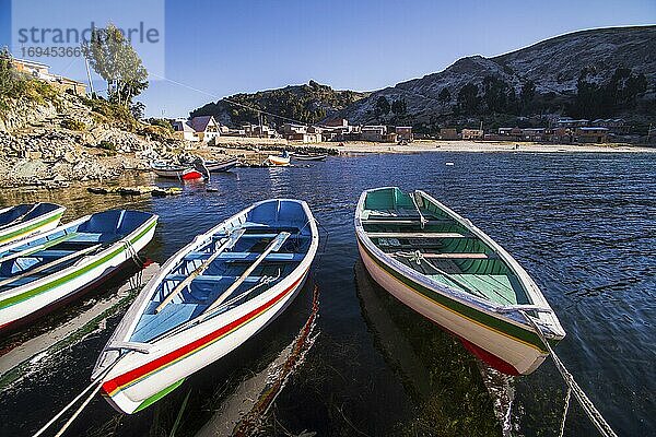 Boote im Hafen des Titicacasees beim Dorf Challapampa  Isla del Sol (Sonneninsel)  Bolivien