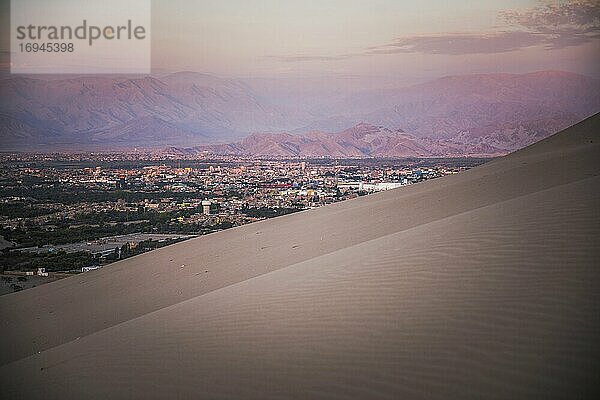 Ica bei Sonnenuntergang  gesehen von den Sanddünen bei Huacachina  Region Ica  Peru