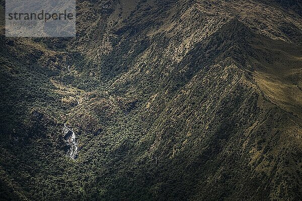 Wasserfall in den Anden  Inka Trail Trek Tag 3  Region Cusco  Peru