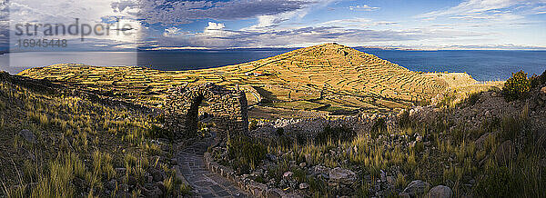 Pachamama (Mutter Erde) Inka-Ruinen  Amantani-Inseln (Isla Amantani)  Titicacasee  Peru