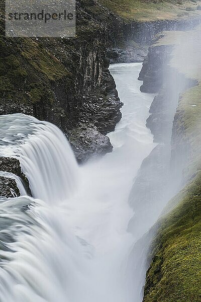 Gullfoss-Wasserfall in der Schlucht des Flusses Hvita  Der Goldene Kreis  Island