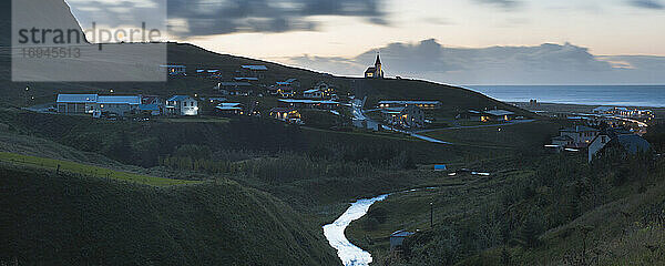 Stadt Vik und Kirche Vik i Myrdal bei Sonnenaufgang  Südregion (Sudurland)  Island