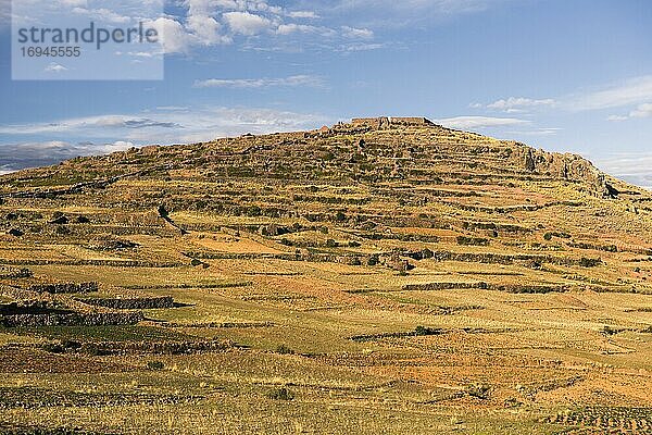 Inka-Ruinen auf dem Gipfel des Pachatata (Vater Erde)  Amantani-Inseln (Isla Amantani)  Titicacasee  Peru