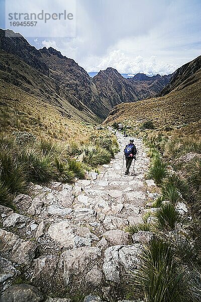 Frau beim Wandern auf dem Inkapfad - Tag 2  Region Cusco  Peru