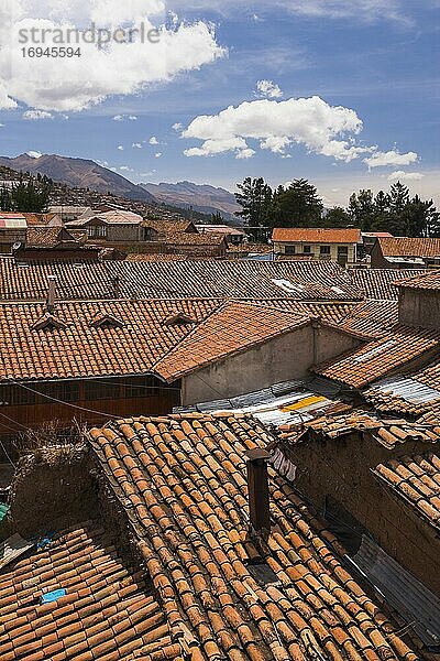 Rote Ziegeldächer in Cusco (auch bekannt als Cuzco  Quscsu und Quosco)  Region Cusco  Peru