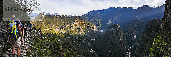 Abstieg zu den Inkaruinen von Machu Picchu vom Sonnentor (Inti Punku)  Region Cusco  Peru