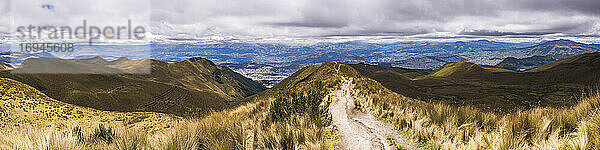 Ganzes Panorama von Quito. Extremer Norden links und extremer Süden rechts  vom Vulkan Pichincha  Ecuador  Südamerika