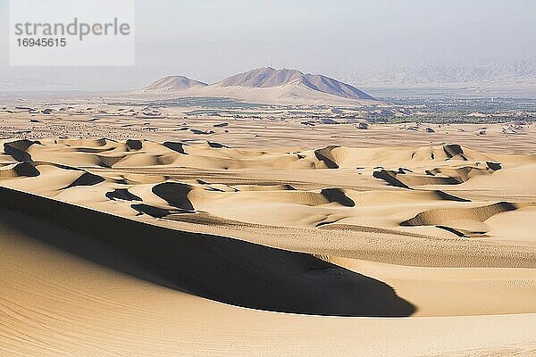 Sanddünen in der Wüste von Huacachina  Region Ica  Peru